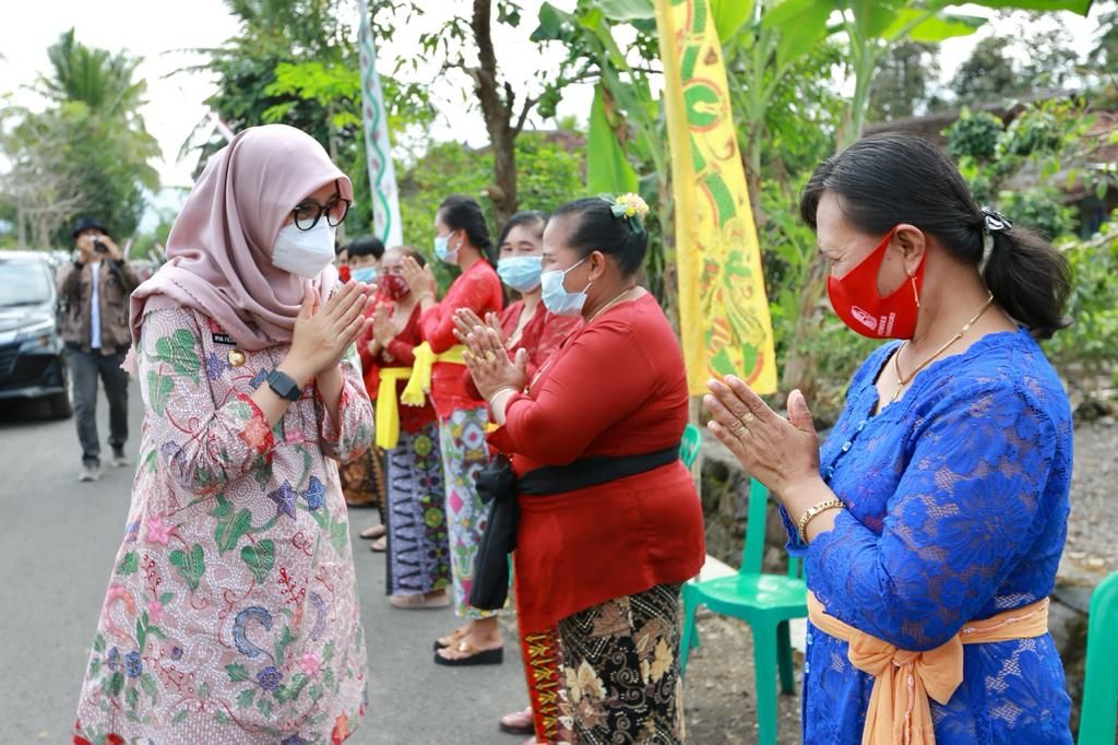 podiumnews.com-Bupati Ipuk Sediakan Beasiswa Bagi Umat Hindu Banyuwangi 